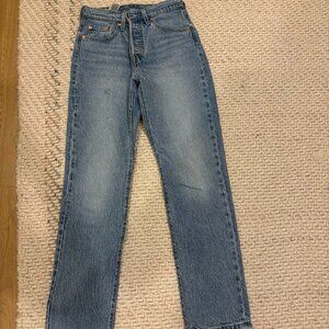 Women's Levi 501 classic Jean in size 25